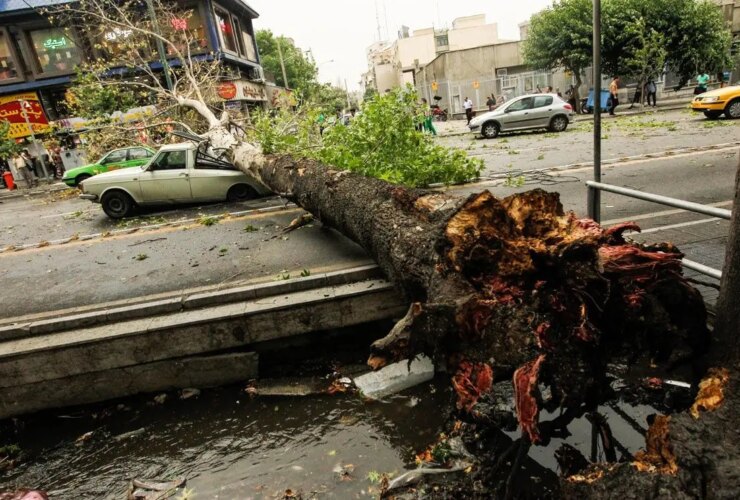 طوفان در جاده تهران