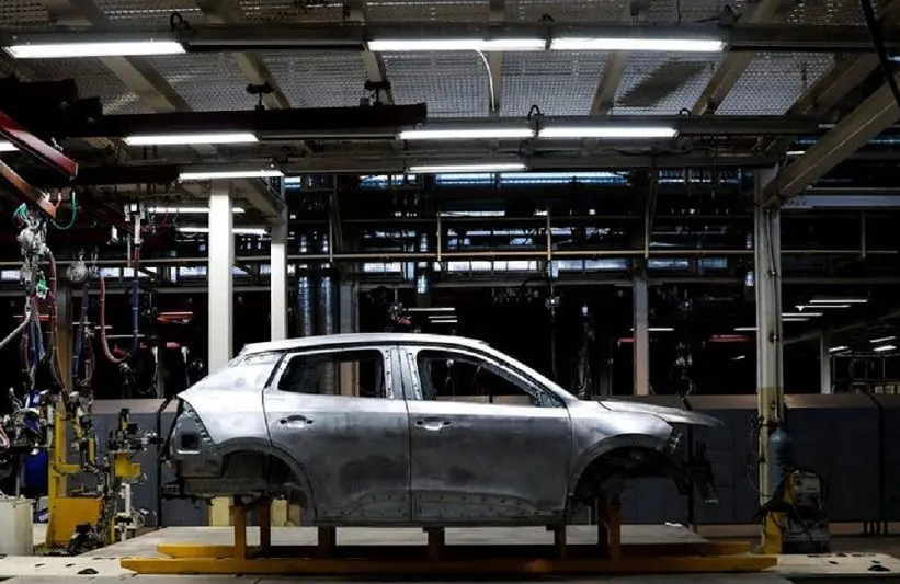 چرا خودروهای فروخته شده به دست خریداران نمی رسد؟