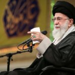 توزیع هویت به زائران شرکت کننده در مراسم شهدای انقلاب
