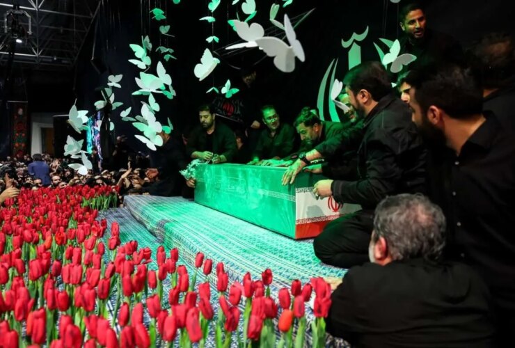 تصویر; فرمانده کل سپاه پاسداران با پیکر شهید انقلاب بدرقه شد