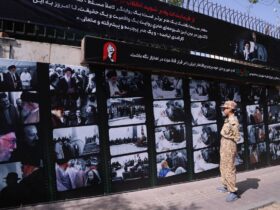 برپایی نمایشگاهی متشکل از عکس های دیدار و خاطرات سینماگران از رهبر شهید 11 برپایی نمایشگاهی متشکل از عکس های دیدار و خاطرات سینماگران از رهبر شهید