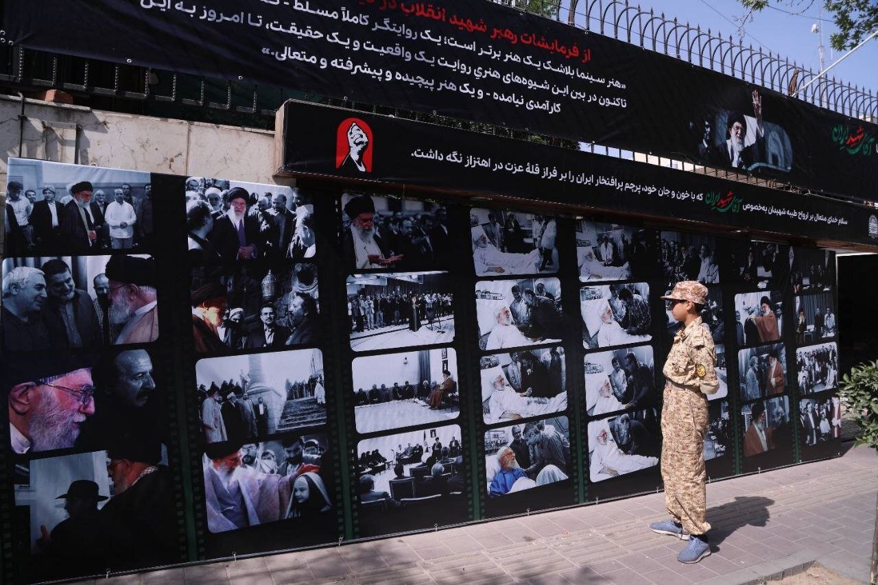 برپایی نمایشگاهی متشکل از عکس های دیدار و خاطرات سینماگران از رهبر شهید 1 برپایی نمایشگاهی متشکل از عکس های دیدار و خاطرات سینماگران از رهبر شهید