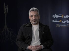 در مستند مراسم تشییع رهبر، علت حضور مردم در آنجا توضیح داده می شود. نقش مستندساز در بحران 8 در مستند مراسم تشییع رهبر، علت حضور مردم در آنجا توضیح داده می شود. نقش مستندساز در بحران
