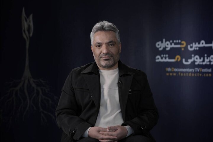در مستند مراسم تشییع رهبر، علت حضور مردم در آنجا توضیح داده می شود. نقش مستندساز در بحران 3 در مستند مراسم تشییع رهبر، علت حضور مردم در آنجا توضیح داده می شود. نقش مستندساز در بحران