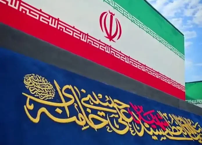 اولین عکس ها از آماده سازی خودروی حامل پیکر رهبر انقلاب 38 اولین عکس ها از آماده سازی خودروی حامل پیکر رهبر انقلاب