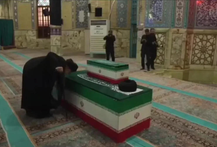 بوسه رهبر شهید بر تابوت برادرش هادی خامنه ای