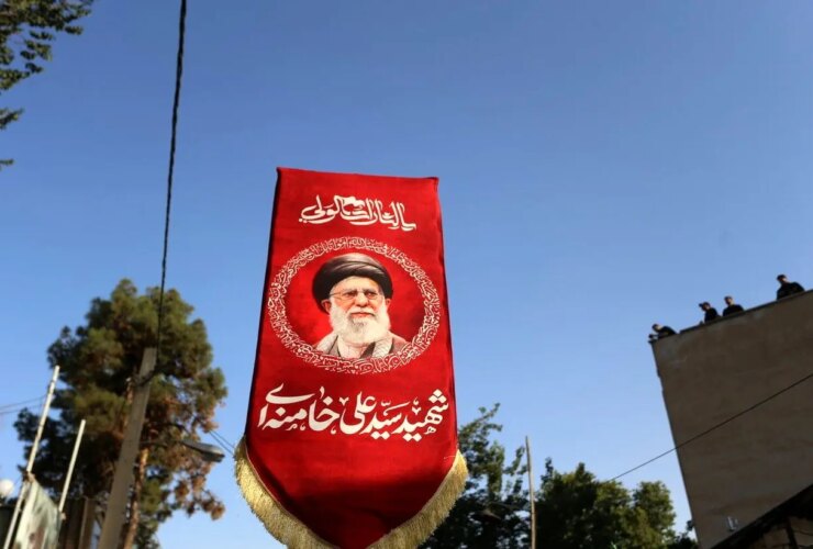 وقت دعا بر پیکر مطهر رهبر شهید است