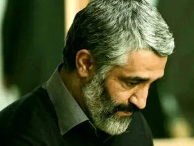 پژمان جمشیدی در مراسم تشییع پیکر اکبر عبدی 19 پژمان جمشیدی در مراسم تشییع پیکر اکبر عبدی