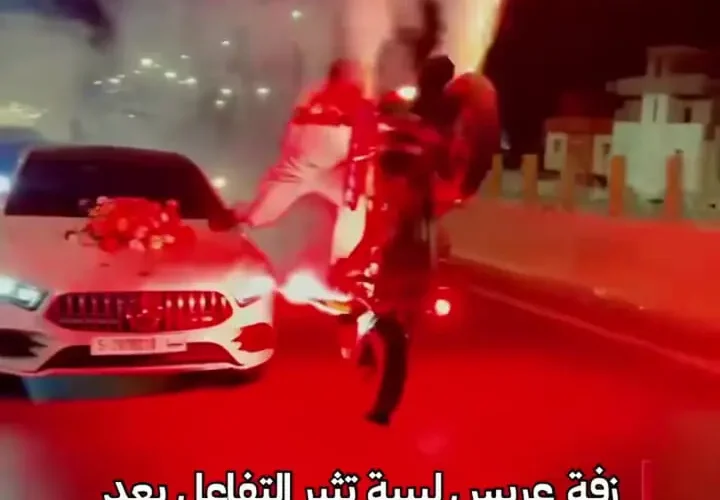 آتش بازی تک چرخ و موتور سوار در کنار ماشین عروس