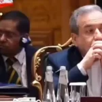 حرکات عجیب و پر خوری سخنگوی وزارت امور خارجه هند در حین سخنرانی پزشکان