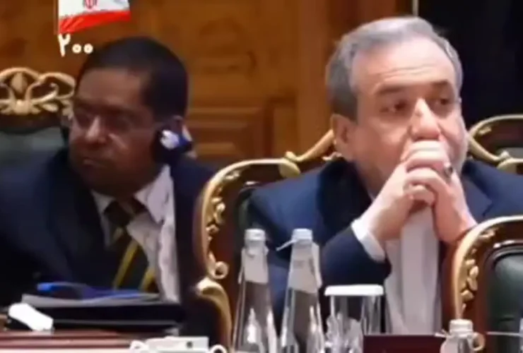 حرکات عجیب و پر خوری سخنگوی وزارت امور خارجه هند در حین سخنرانی پزشکان