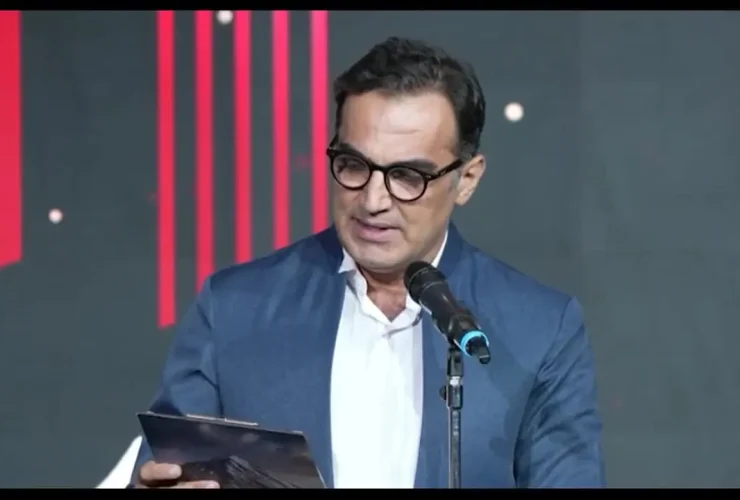 کوروش سلیمانی با لباس کردی روز سینما را روی صحنه جشن گرفت